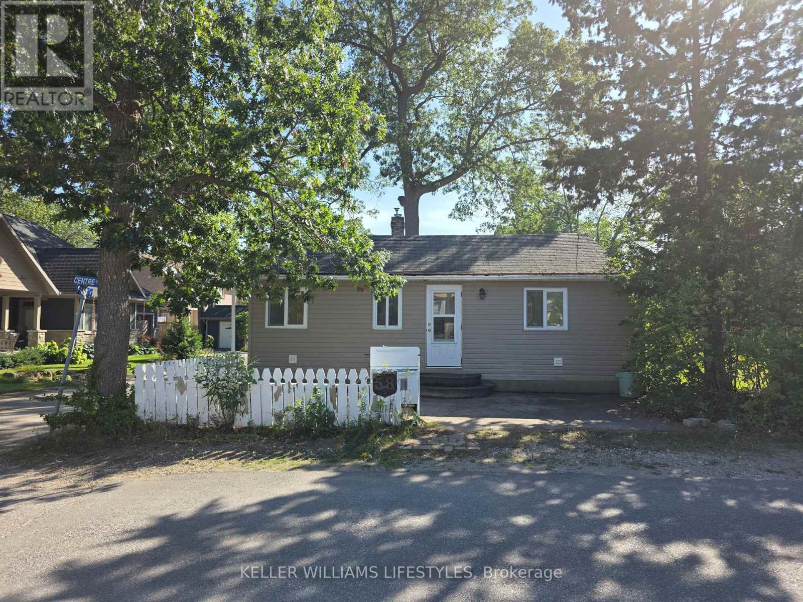 58 CENTRE STREET, Lambton Shores (Grand Bend)