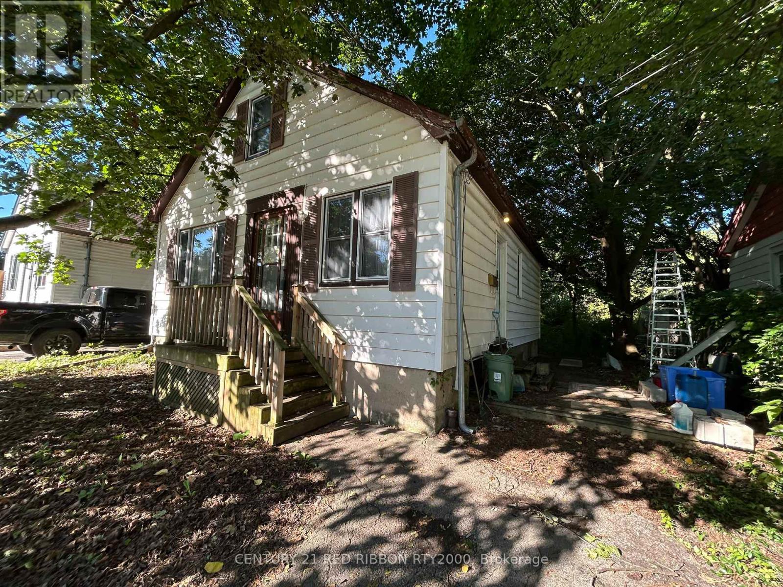 45 FAIRVIEW AVENUE, London South (South H)