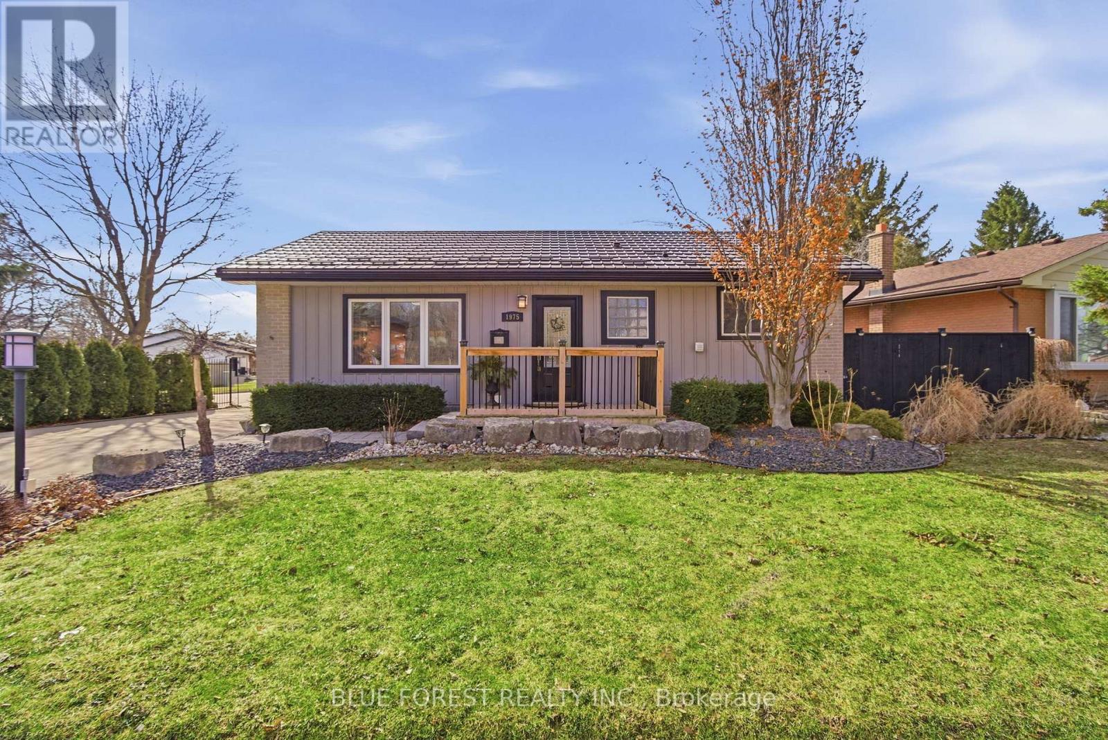 1975 ROYAL CRESCENT, London East (East I)