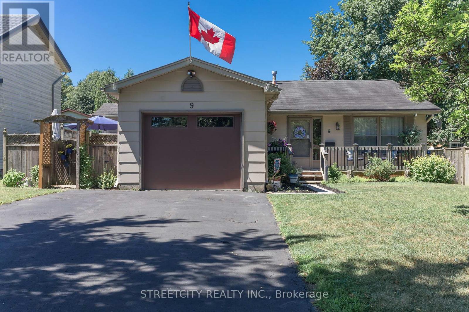 9 COTTONWOOD CRESCENT SW, London North (North F)
