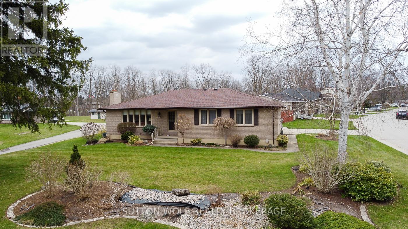 115 HULL ROAD, Strathroy-Caradoc (NE)