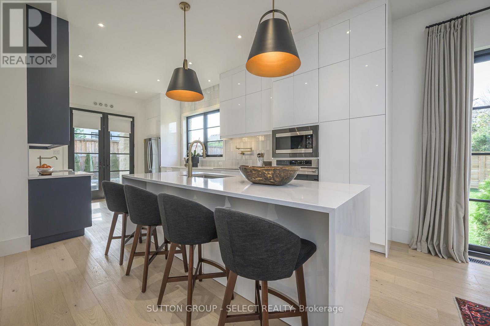 185 COMMISSIONERS ROAD E, London South (South P)