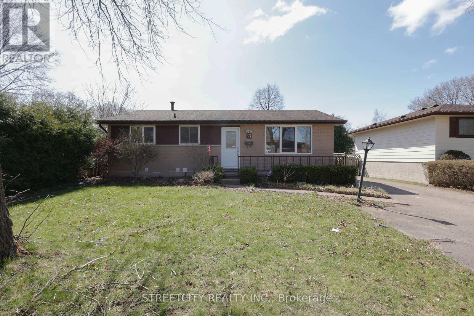 57 AMY CRESCENT, London East (East C)