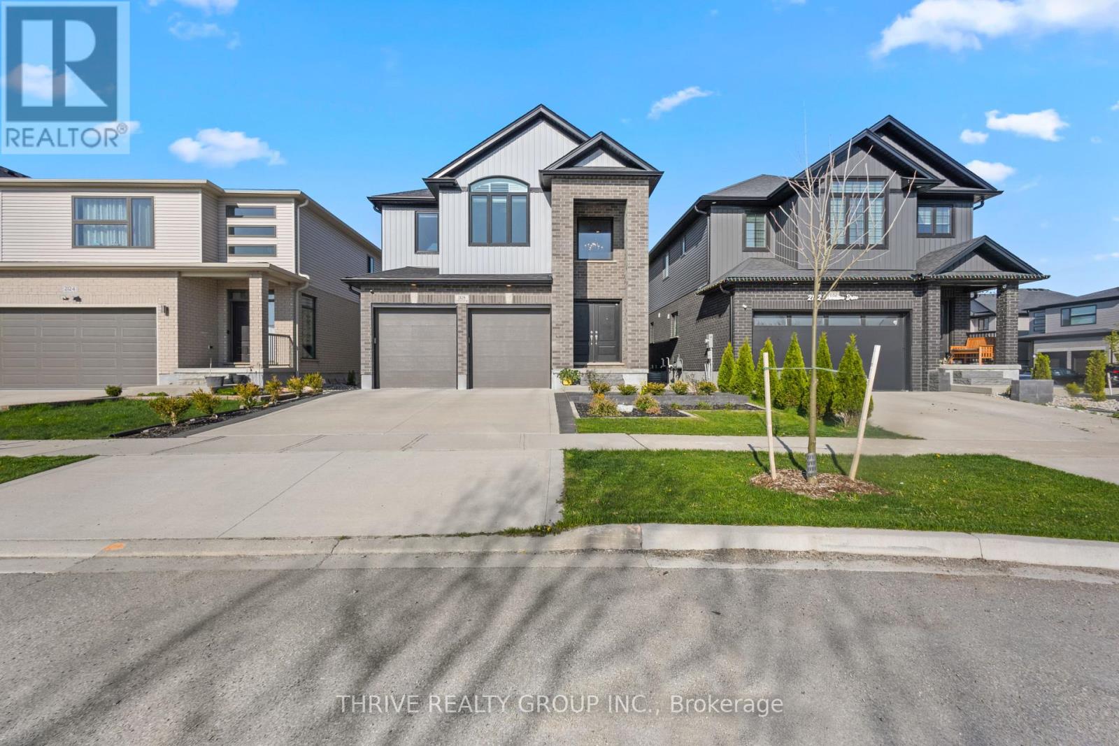 2128 CORONATION DRIVE, London North (North E)