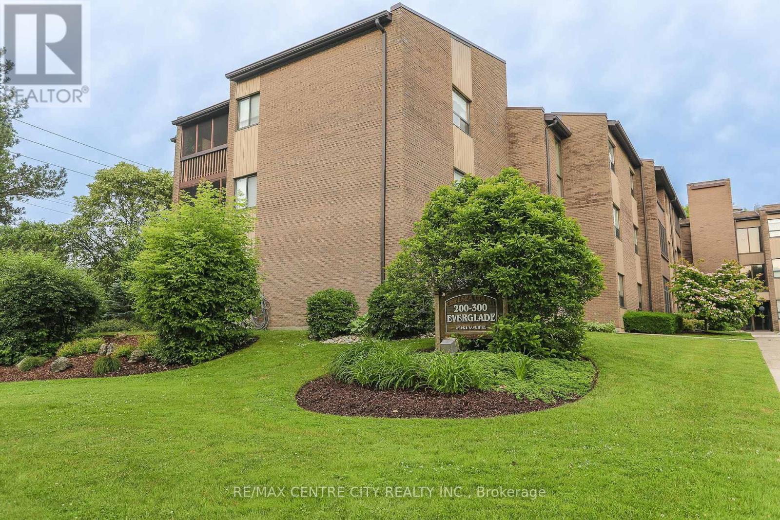 220 - 300 EVERGLADE CRESCENT, London North (North P)