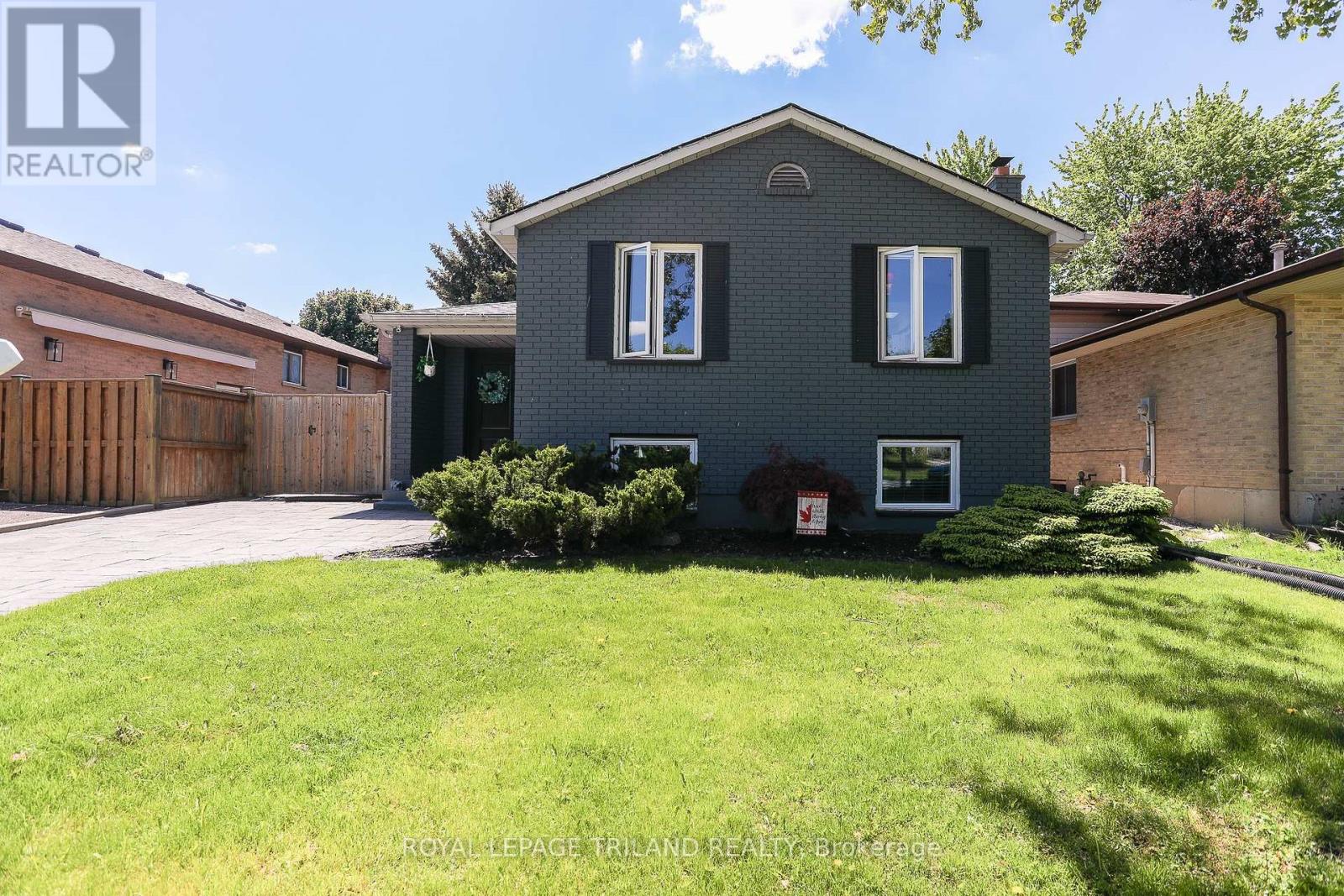 16 BLANCHARD CRESCENT W, London North (North I)
