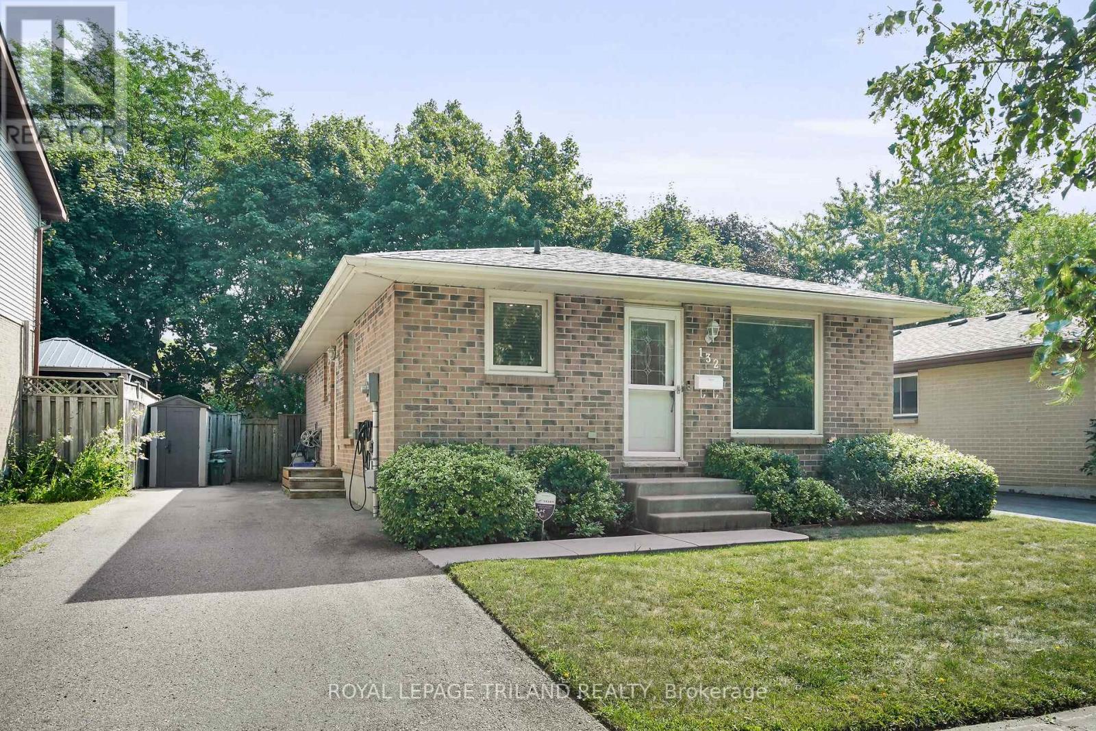 132 ARDSLEY CRESCENT, London North (North I)