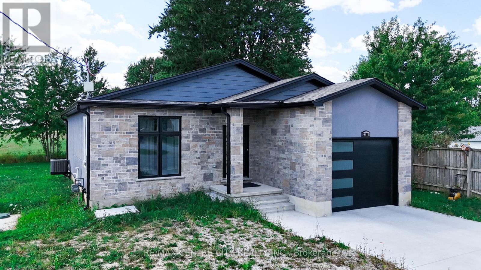 22909 HIGHBURY AVENUE, Middlesex Centre (Bryanston)