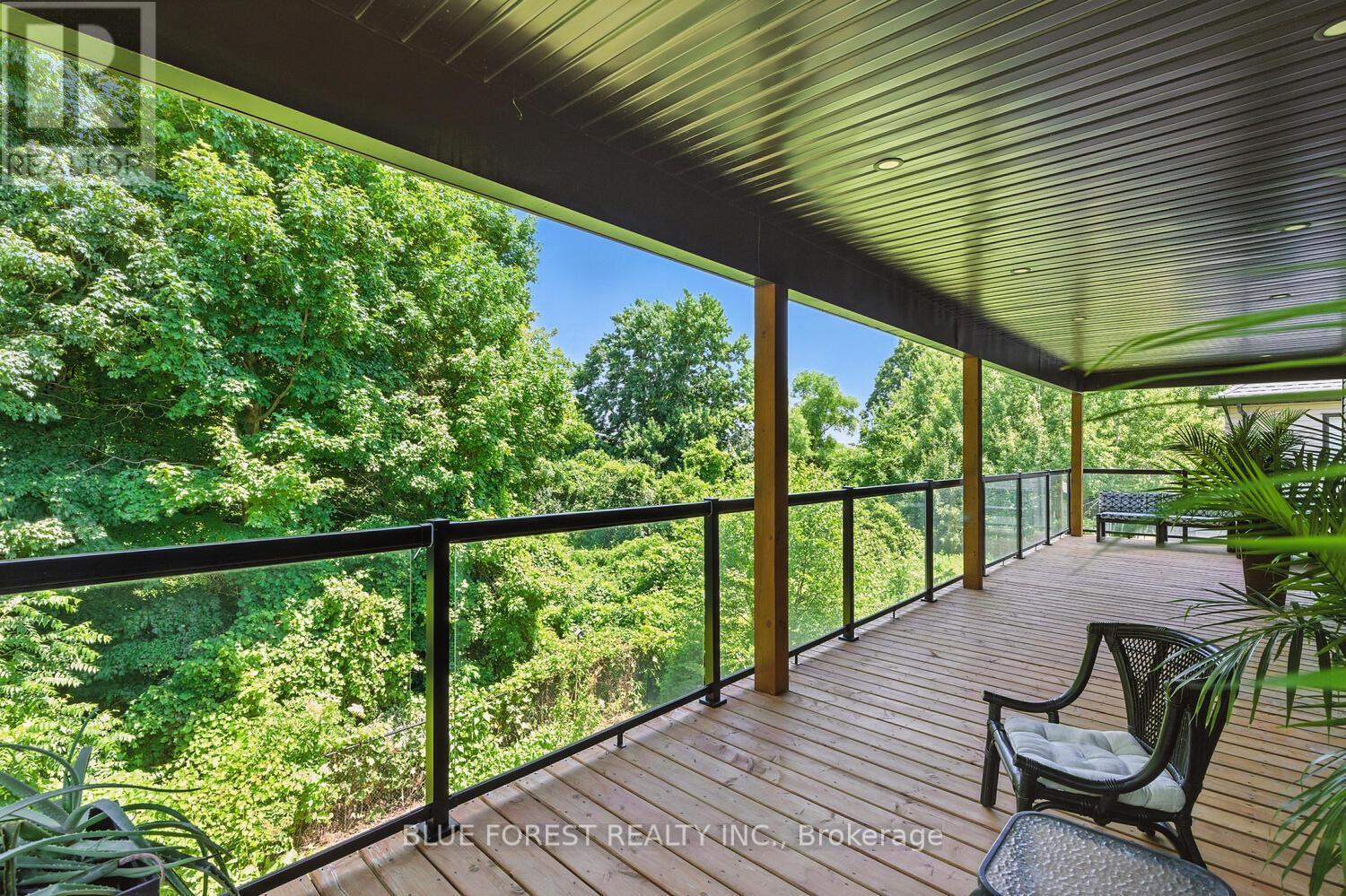 1287 DYER CRESCENT, London North (North S)