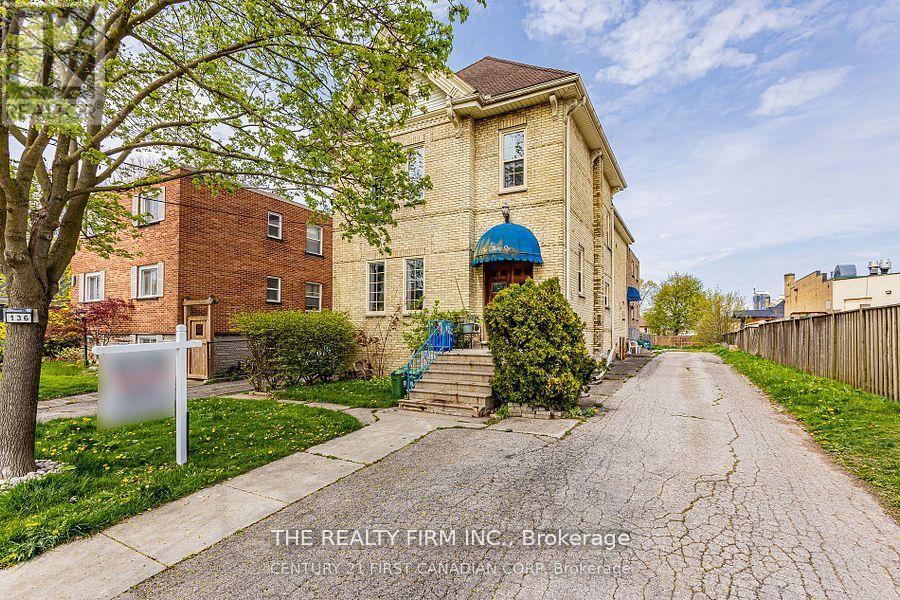 136 ELMWOOD AVENUE E, London South (South F)