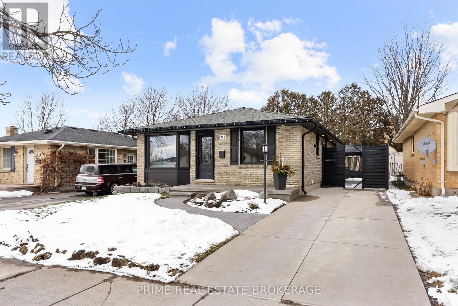 484 FERNDALE AVENUE, London South (South Q)