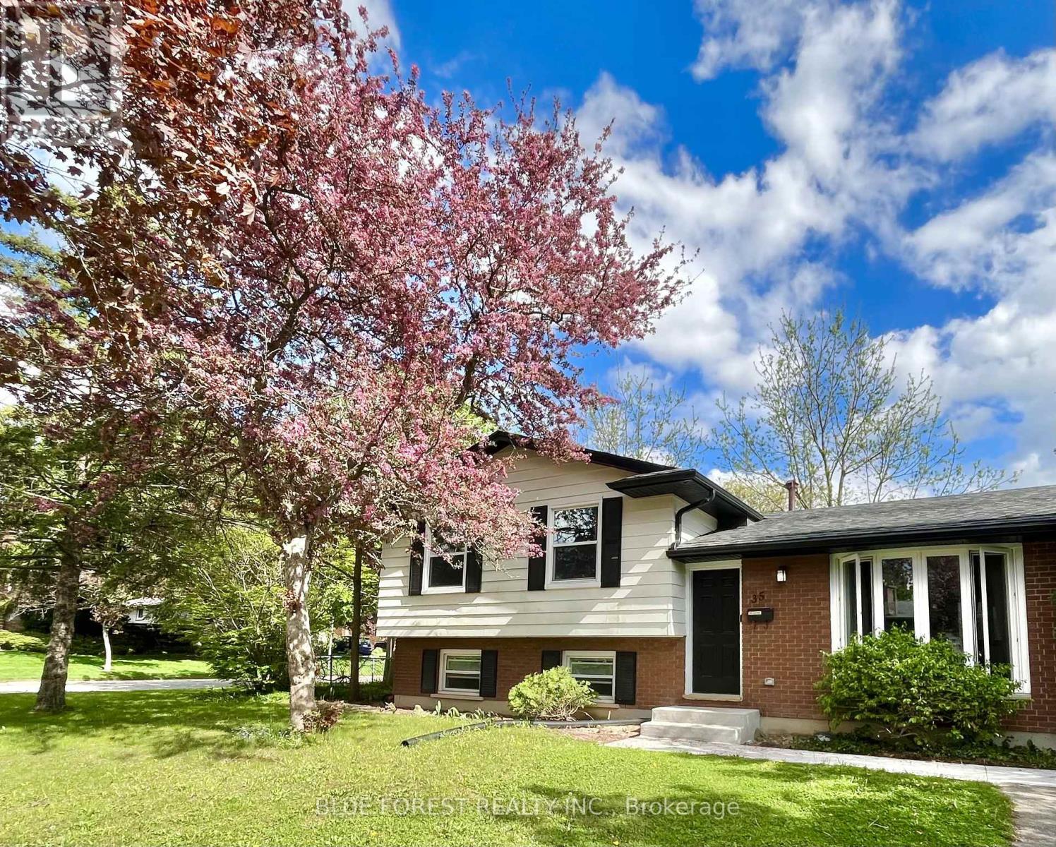 35 ROLLSCOURT GARDENS, London North (North K)