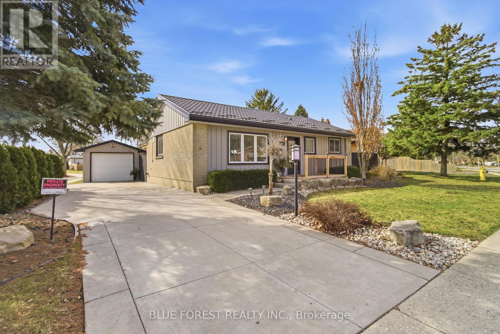 1975 ROYAL CRESCENT, London East (East I)