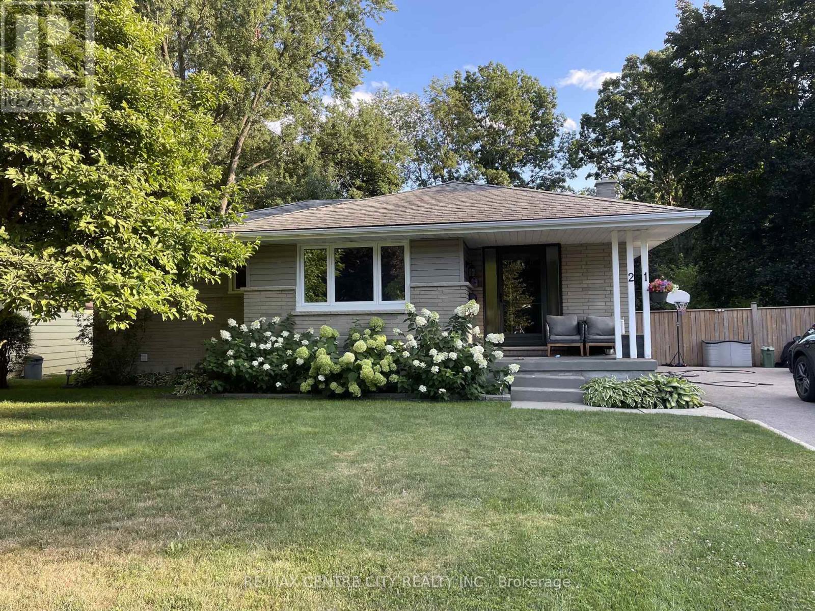 21 STRATHCONA DRIVE, London East (East O)