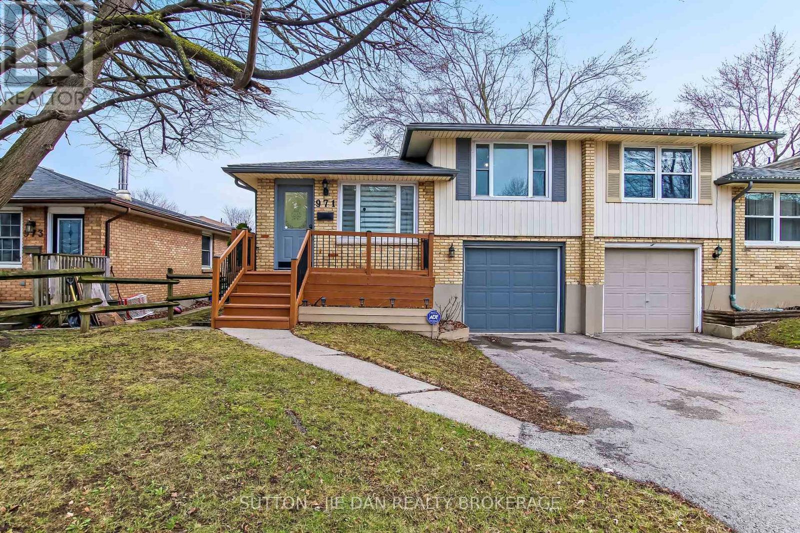 971 EAGLE CRESCENT, London South (South J)