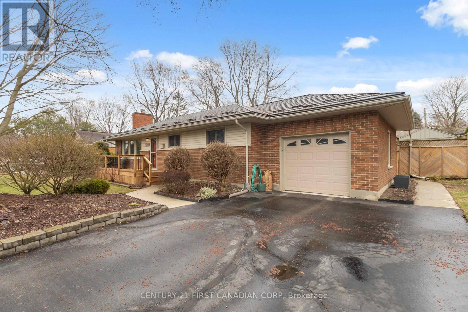 738 INVERNESS AVENUE, London North (North P)