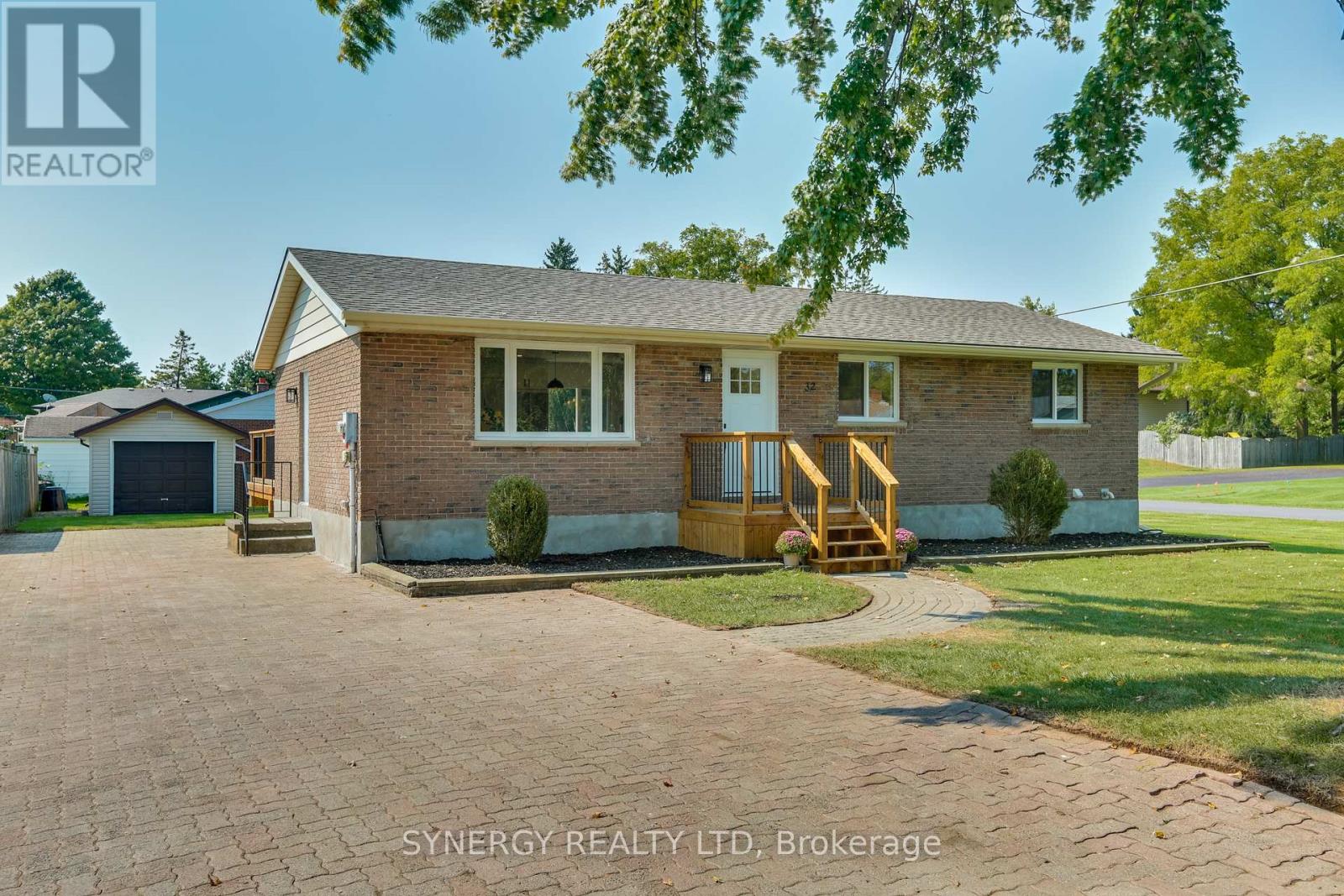 32 CLARK STREET, Strathroy-Caradoc (Melbourne)