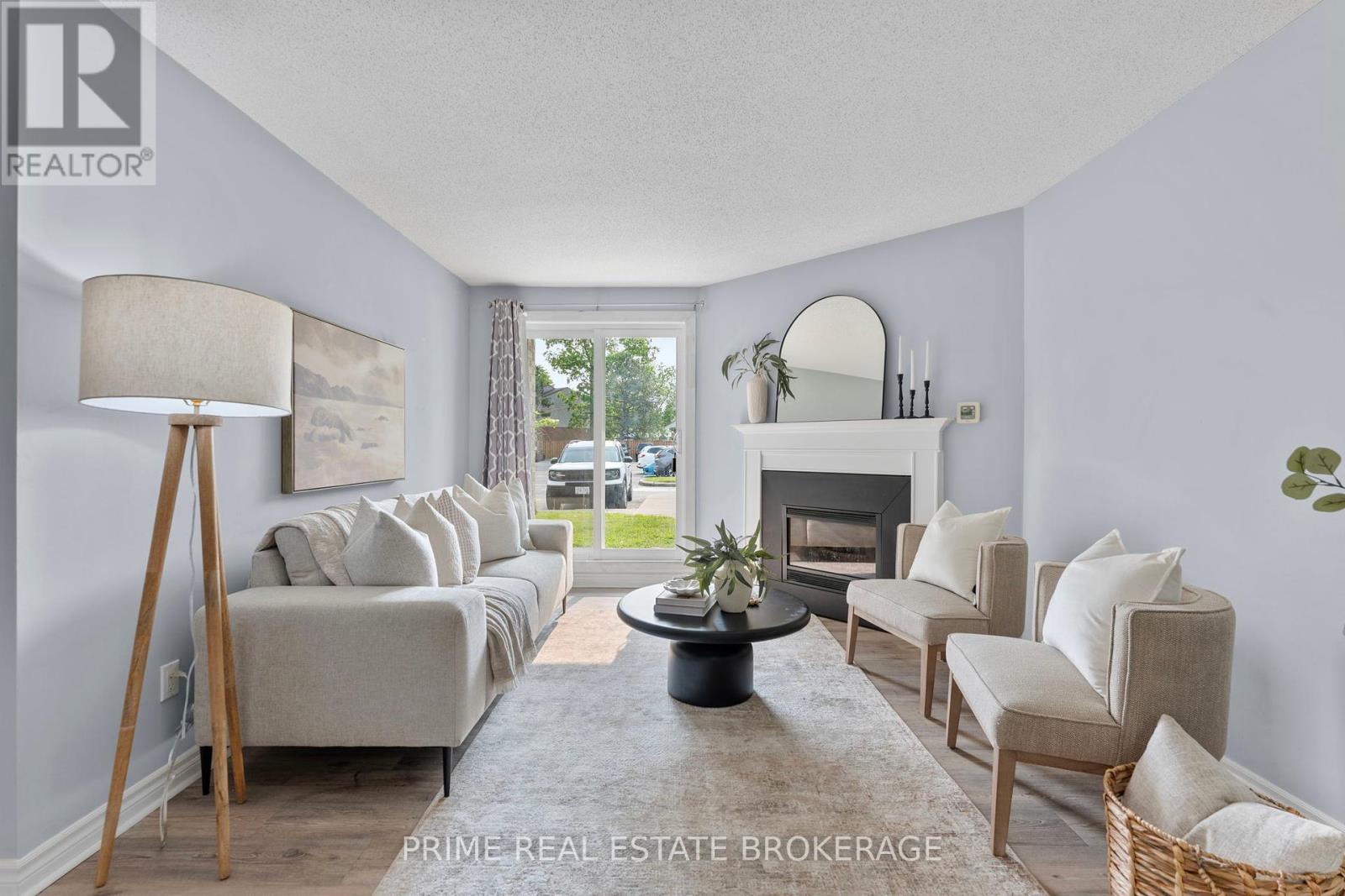 102 - 725 DEVERON CRESCENT, London South (South T)