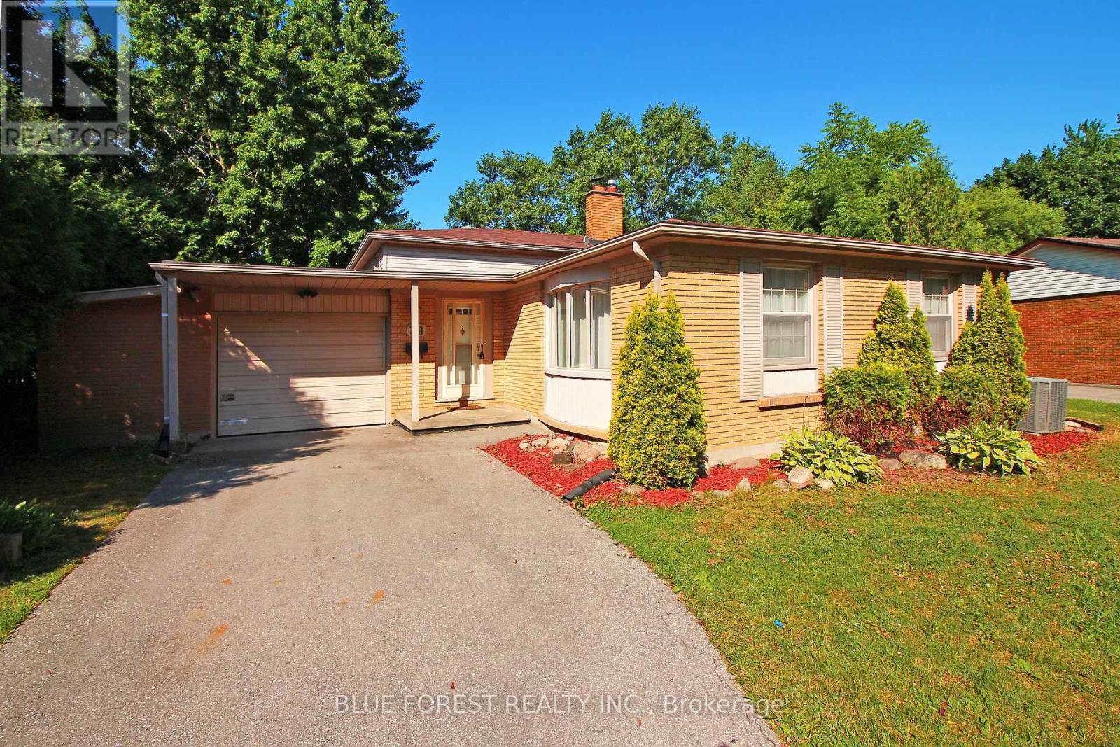 29 QUEEN ANNE CIRCLE, London North (North M)