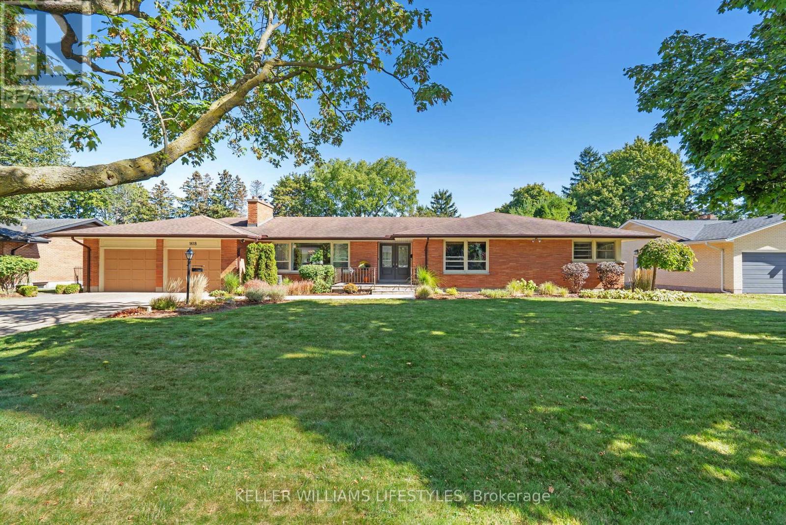 1618 STONEYBROOK CRESCENT, London North (North B)