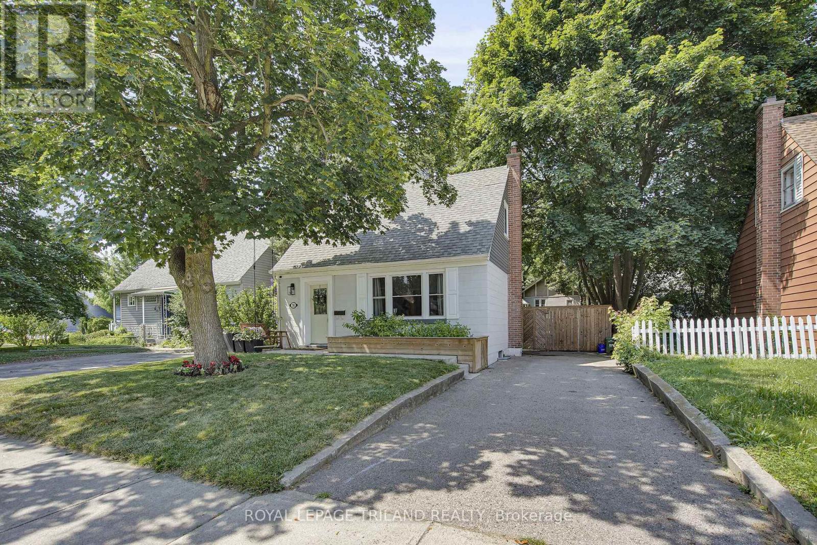 76 APELDOORN CRESCENT, London East (East C)