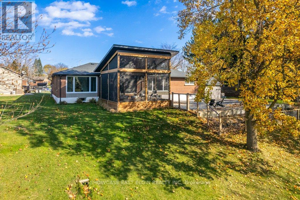 26 LAWRENCE CRESCENT, Aylmer