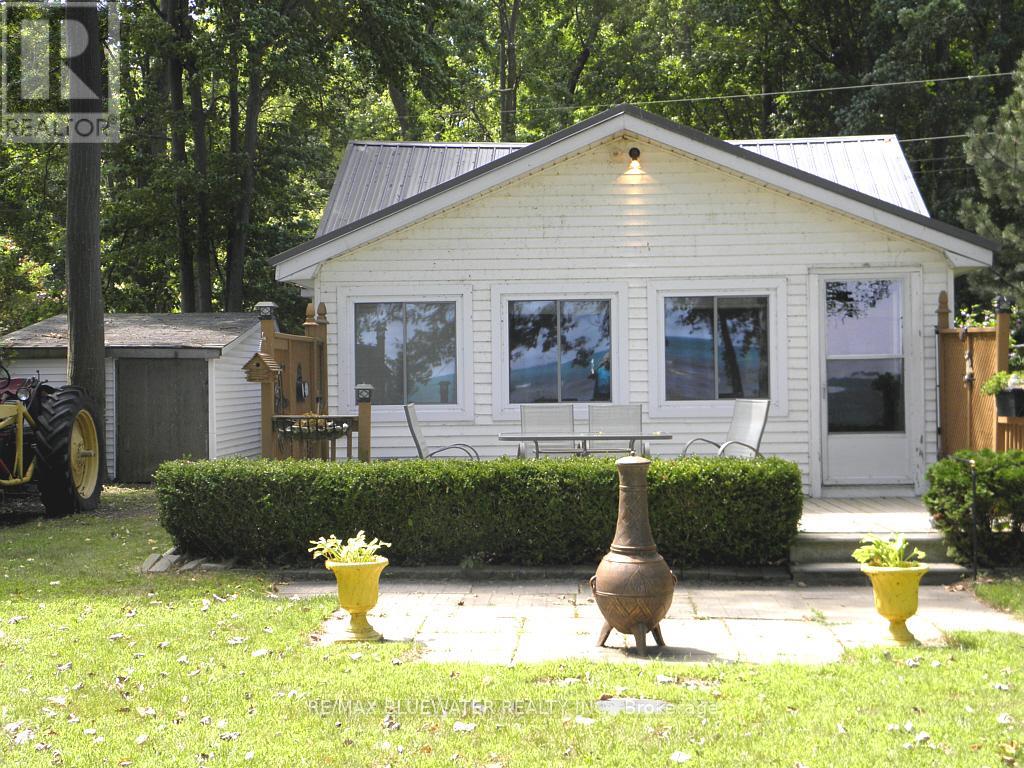 9889 LAKE ROAD, Lambton Shores (Kettle Point)