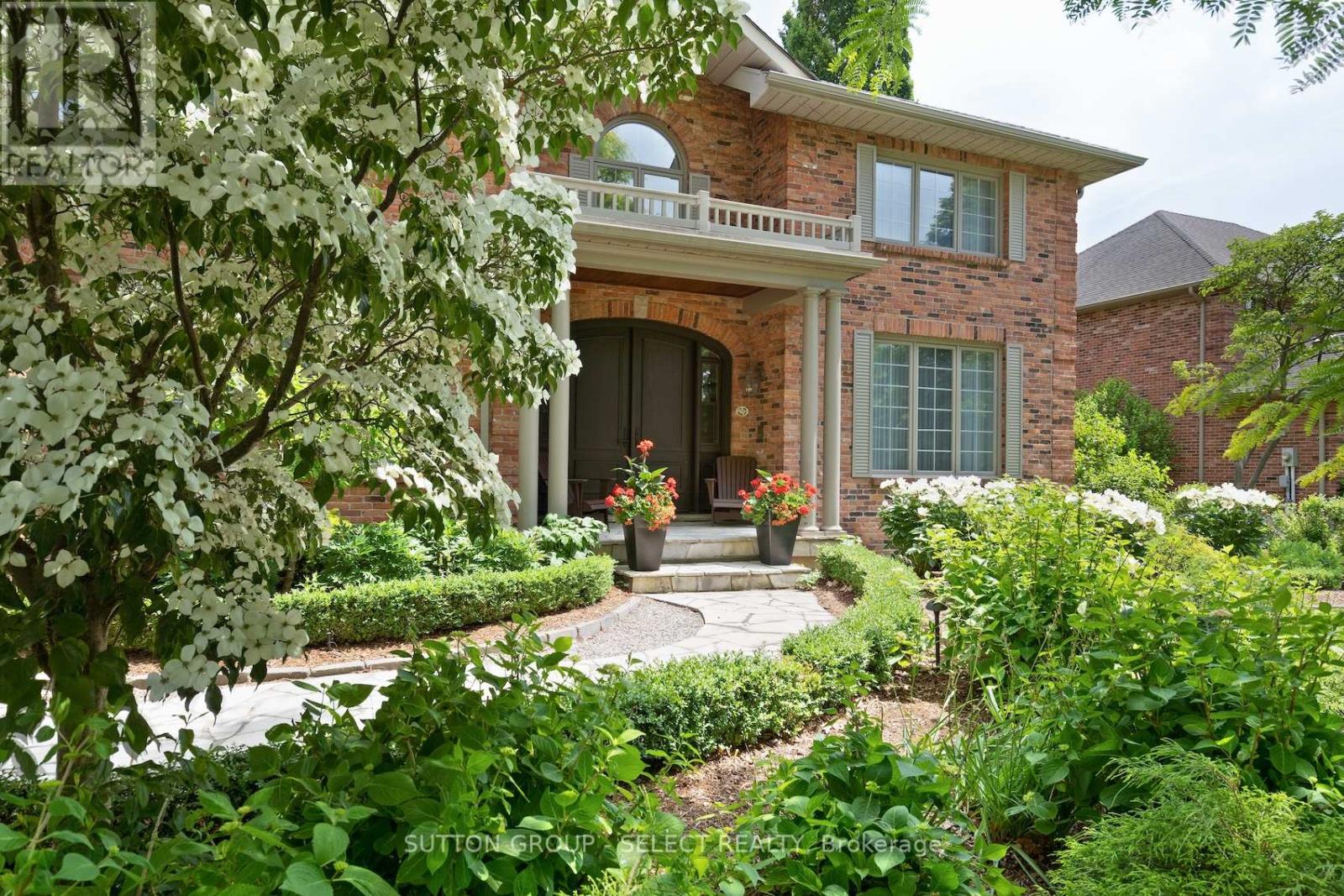 95 HIGHLAND WOODS COURT, London South (South P)