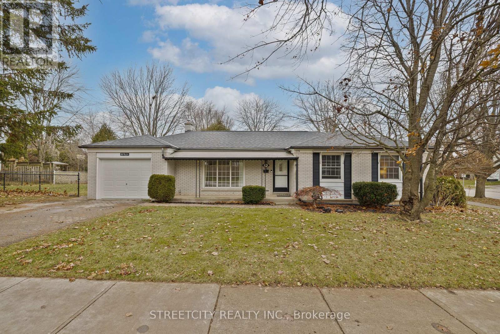 696 VILLAGE GREEN AVENUE, London South (South M)