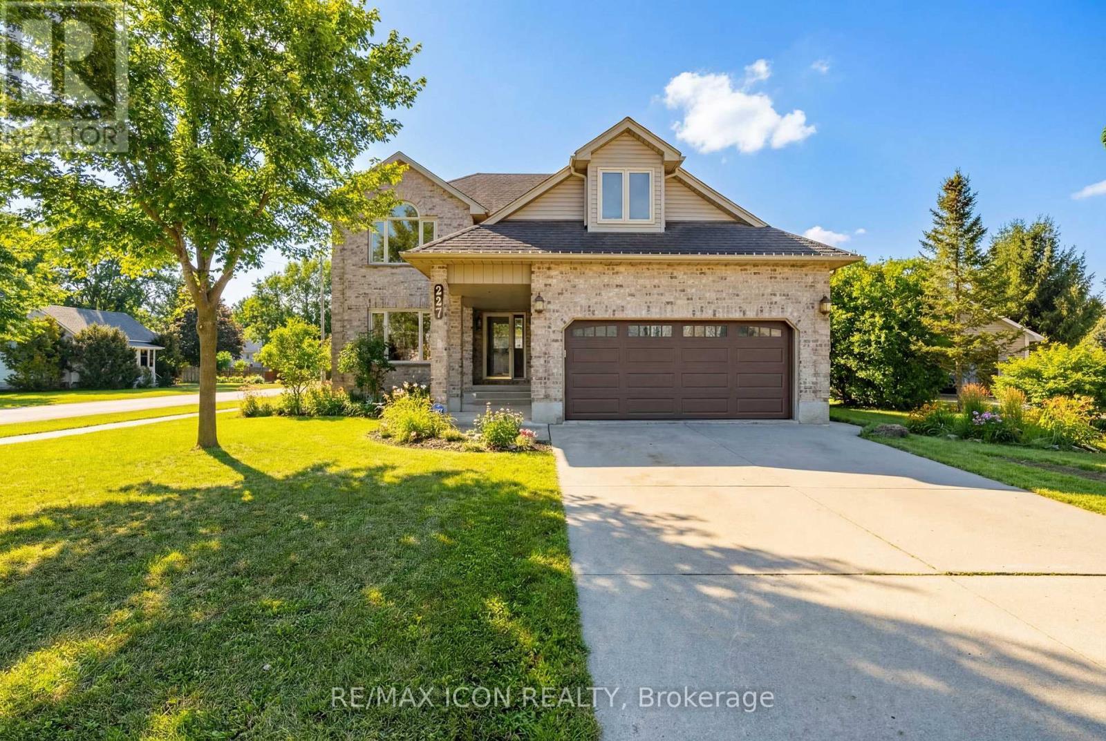 227 WILLIAM STREET E, North Middlesex (Parkhill)