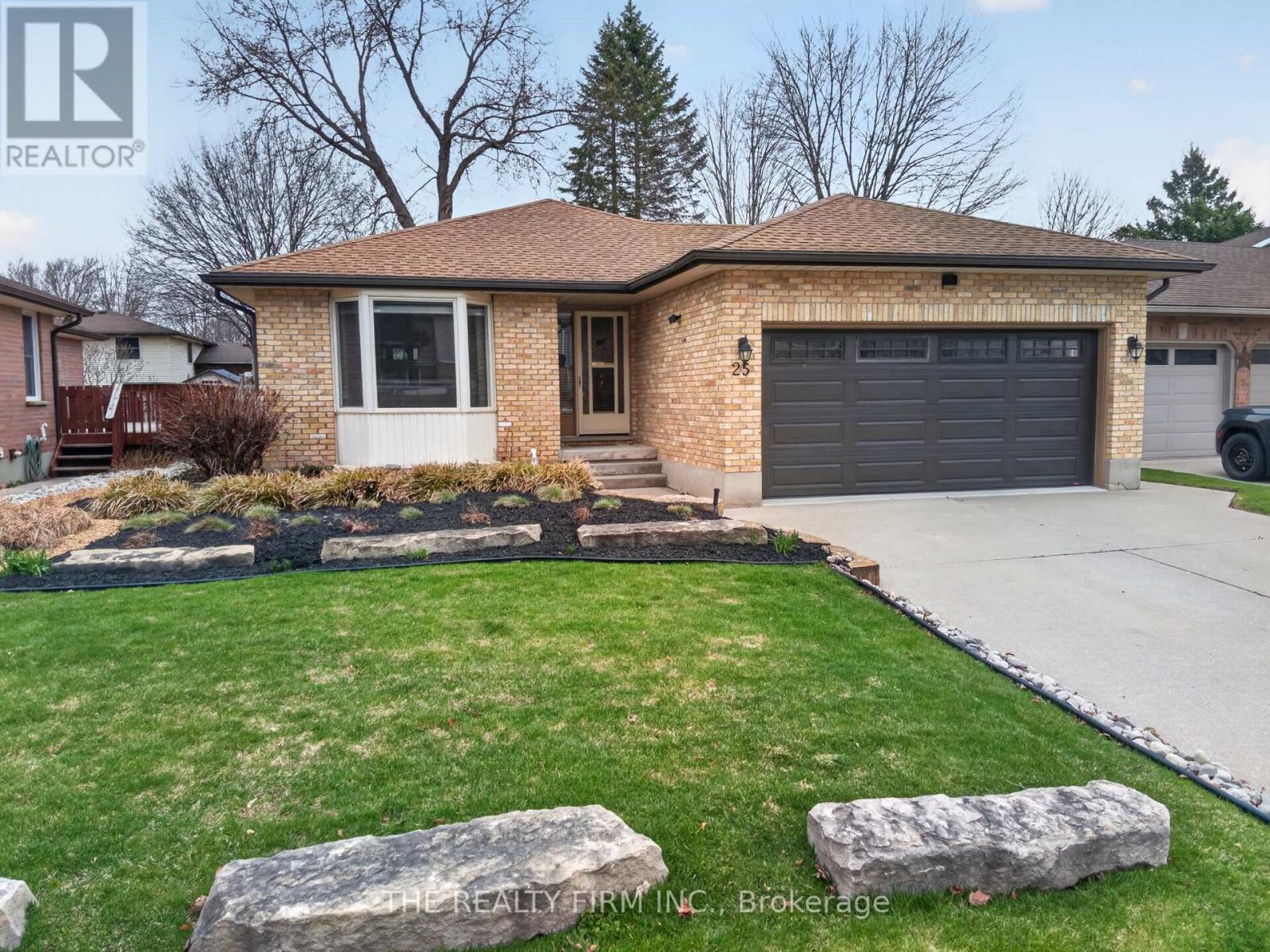 25 LA MANTIA AVENUE, Strathroy-Caradoc (SW)