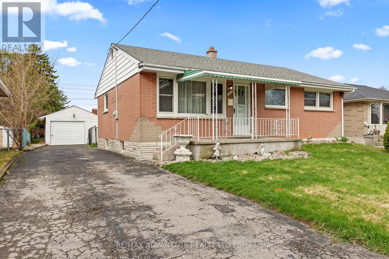 1920 DULUTH CRESCENT, London East (East I)