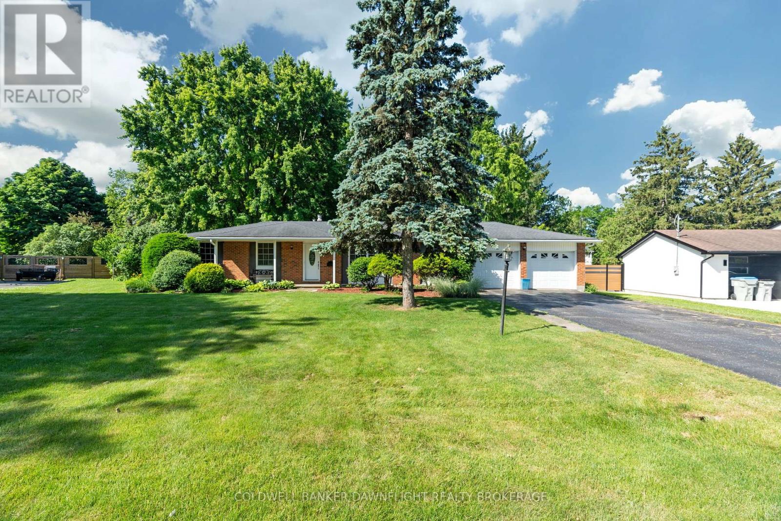 218 OAKCREST DRIVE, Middlesex Centre (Komoka)