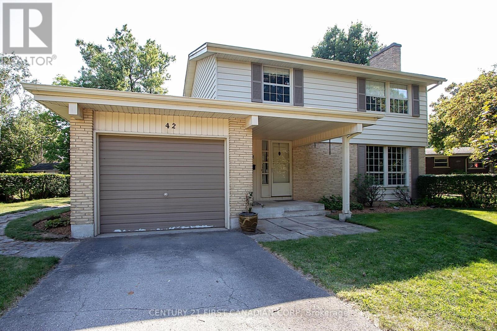 42 NAOMEE CRESCENT, London North (North O)