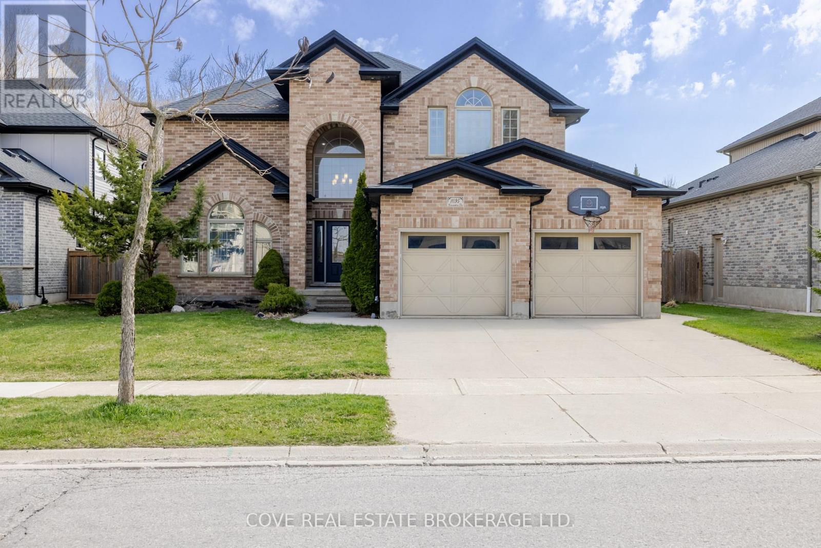 1095 CORONATION DRIVE, London North (North E)