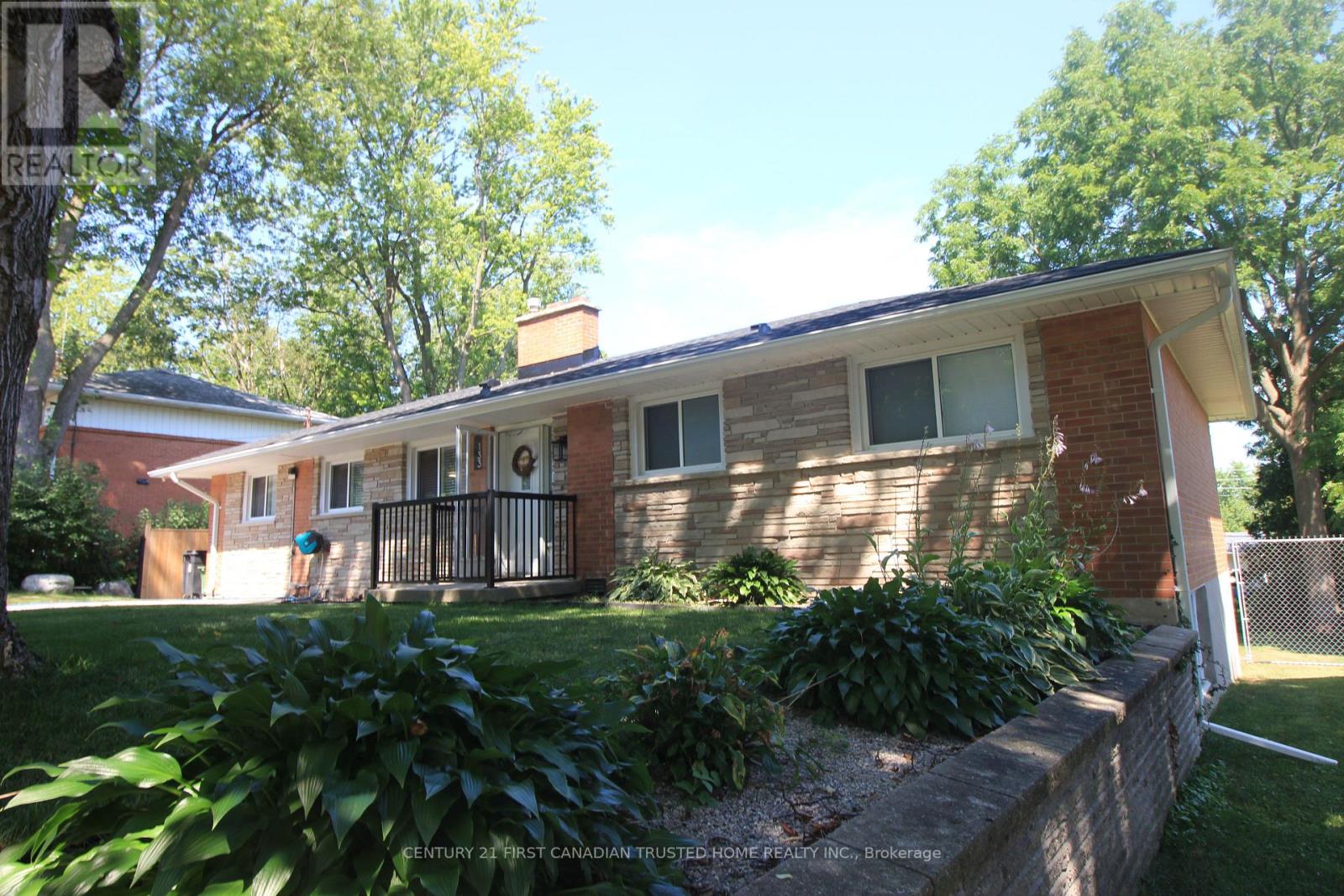 133 DEER PARK CIRCLE W, London North (North P)