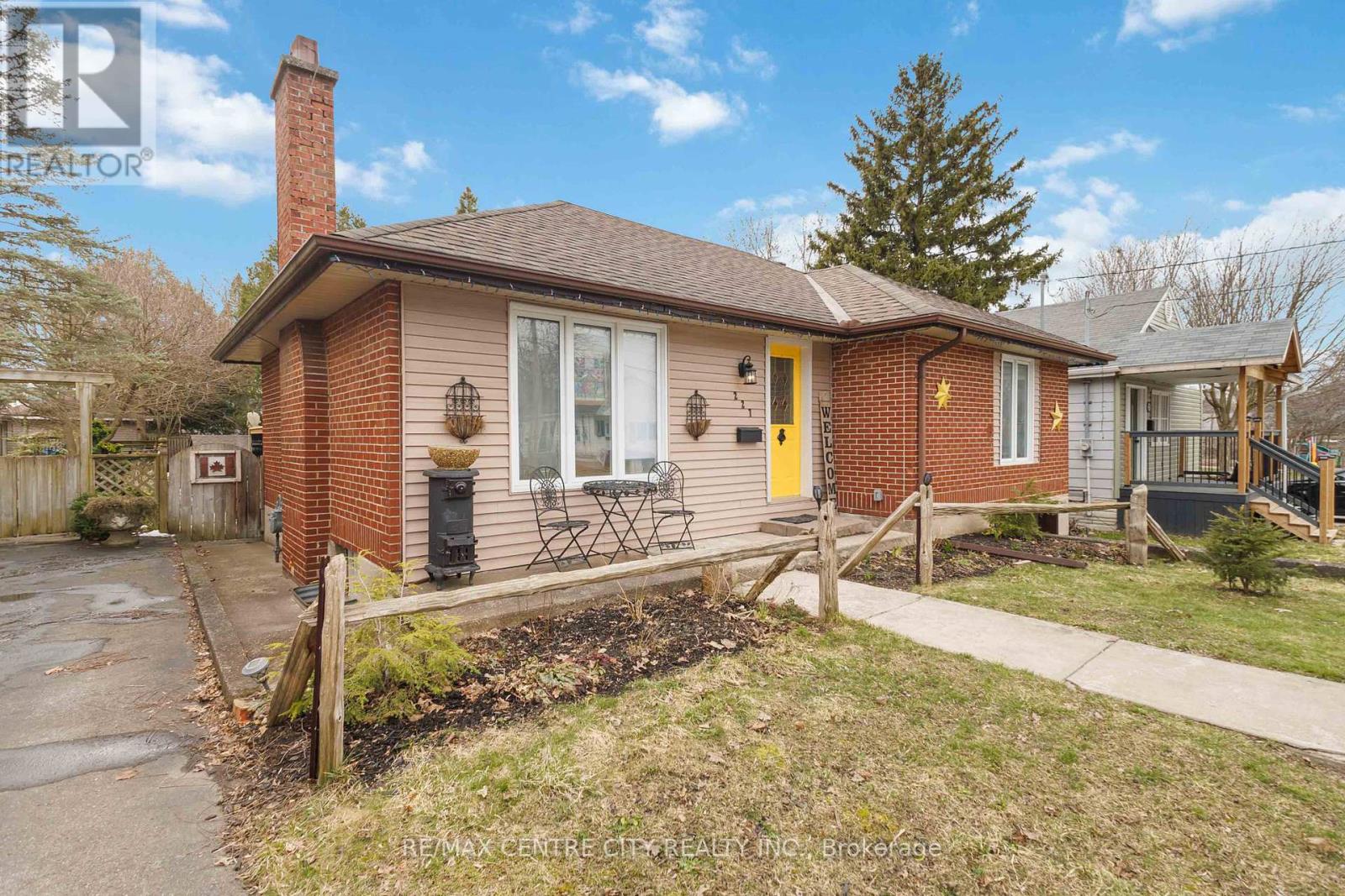 227 OAKLAND AVENUE, London East (East M)