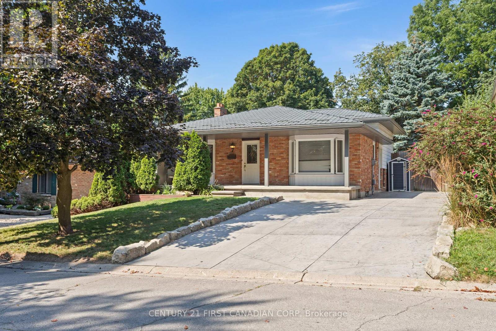 7 ROLLSCOURT GARDENS, London North (North K)