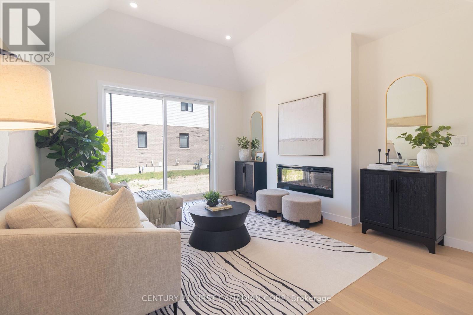 6694 HAYWARD DRIVE, London South (South V)