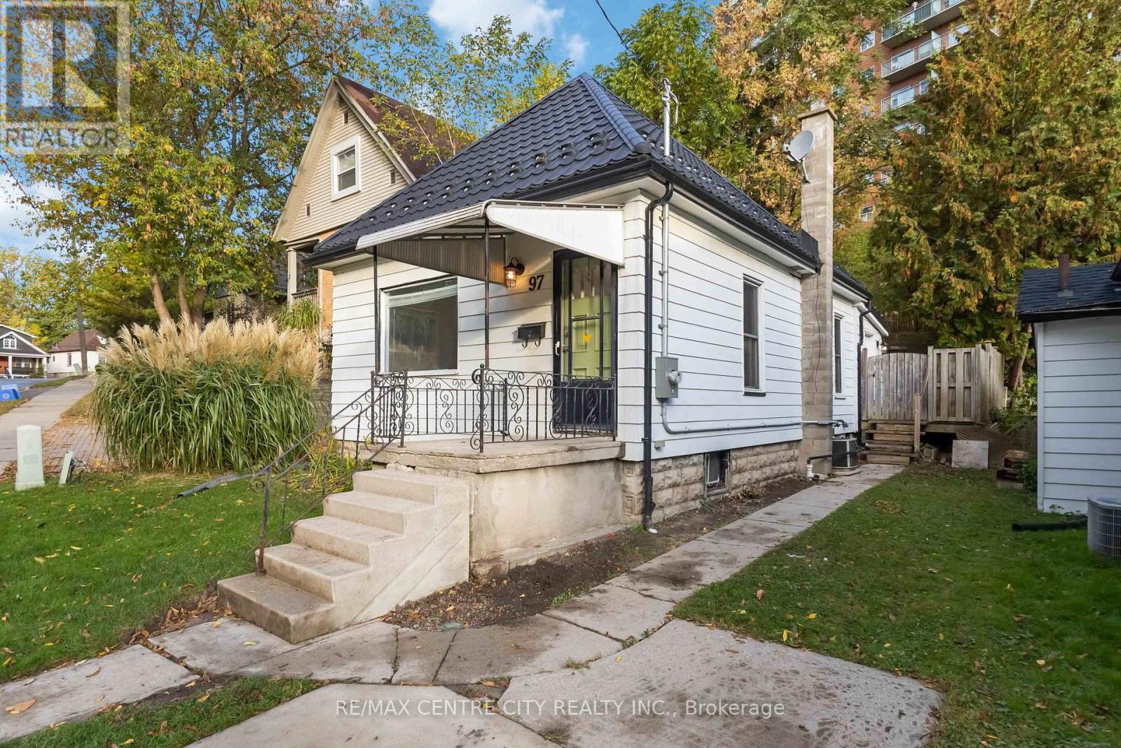 97 WALNUT STREET, London North (North N)