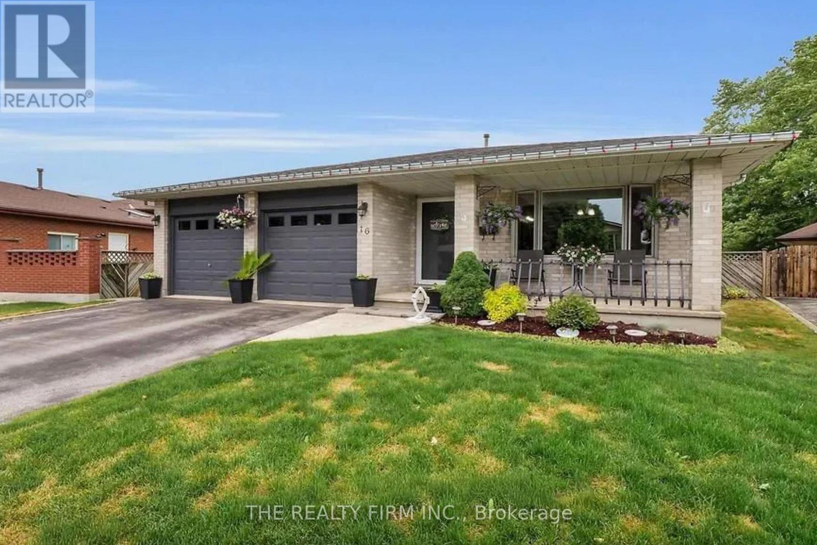 16 CLASSIC CRESCENT, London East (East P)