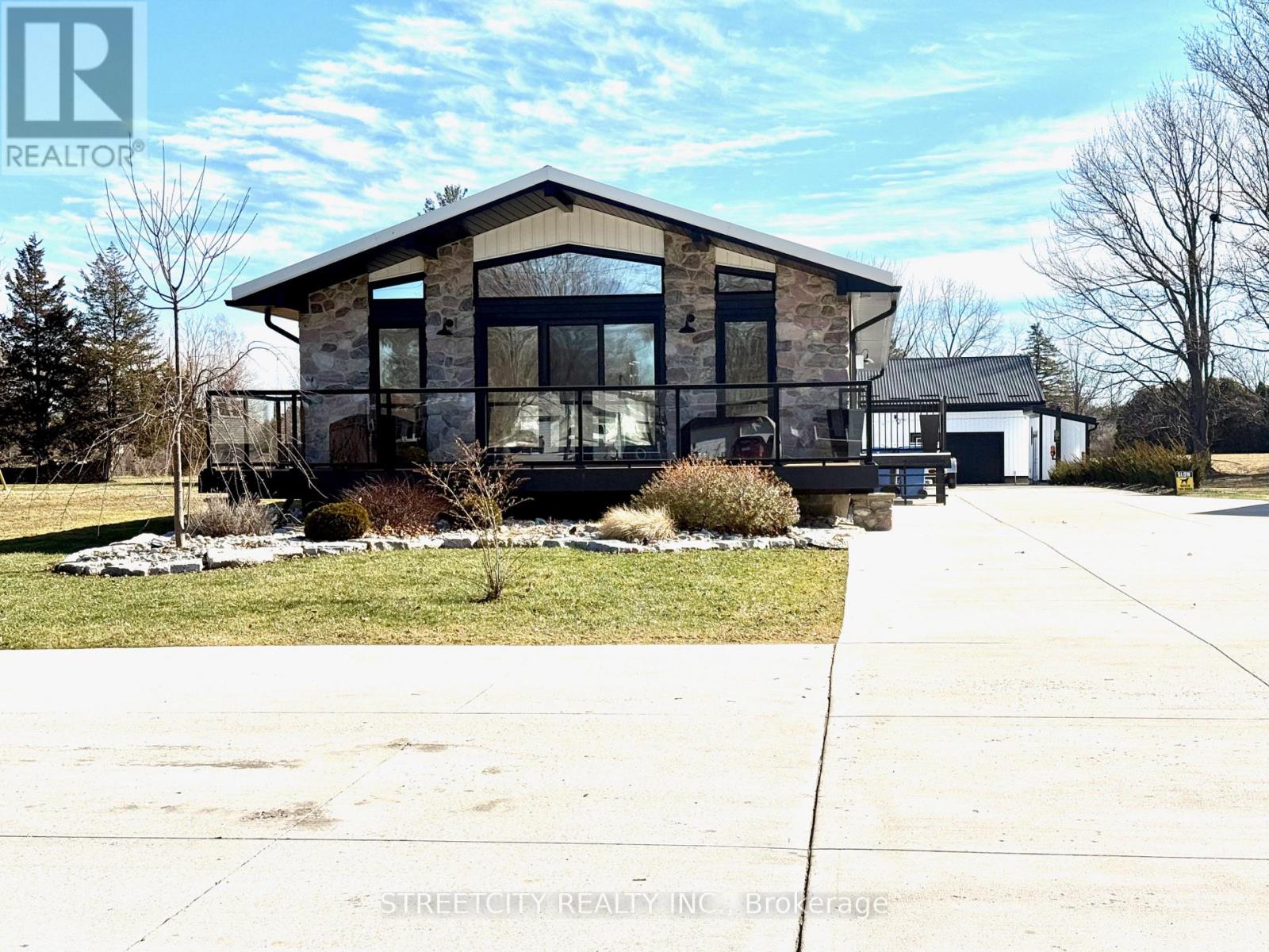 747 BROADWAY STREET, Plympton-Wyoming (Plympton Wyoming)