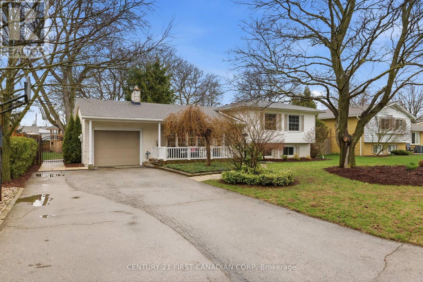 16 GUSTIN AVENUE, London South (South V)