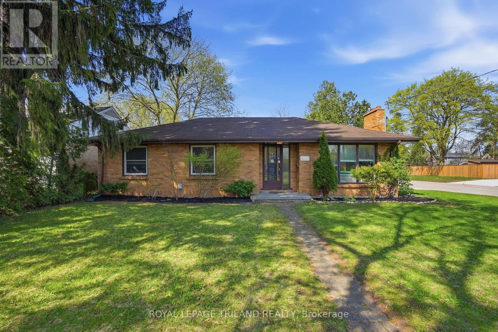 305 STEPHEN STREET, London South (South B)