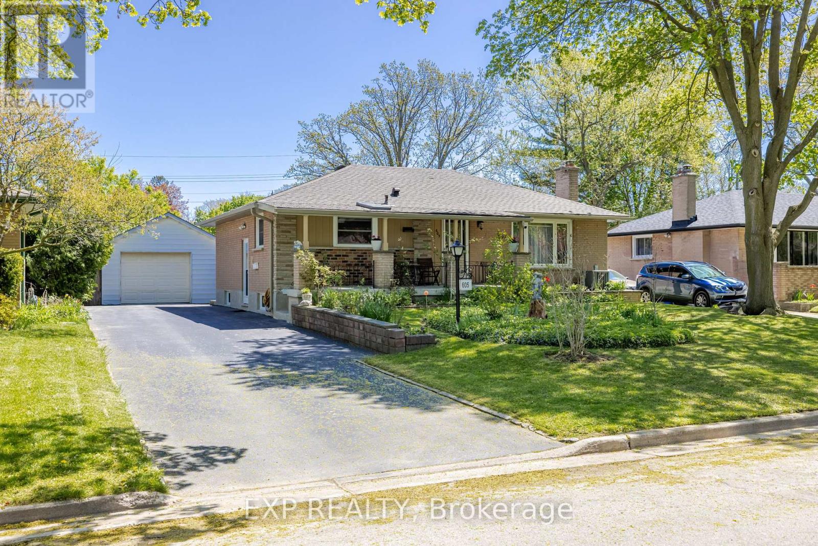 605 RIDGEWOOD CRESCENT, London South (South D)