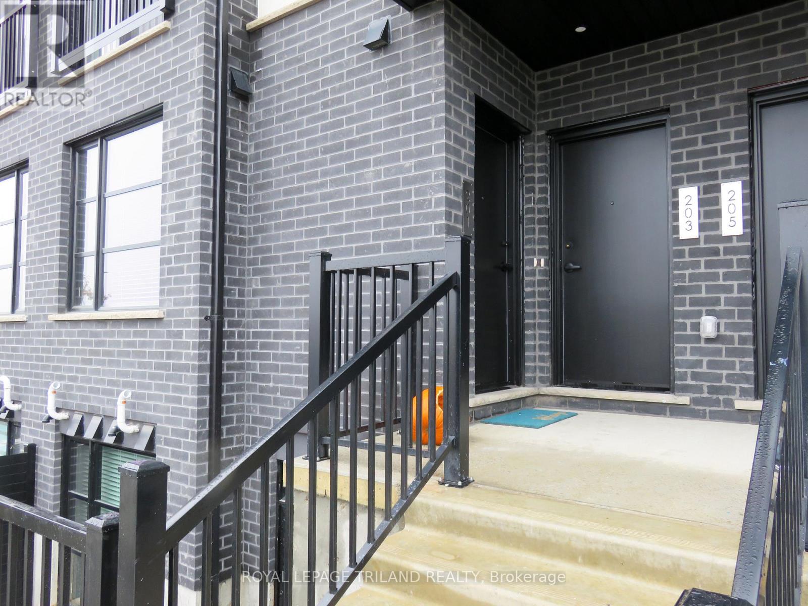 203 - 3900 SAVOY STREET, London South (South V)