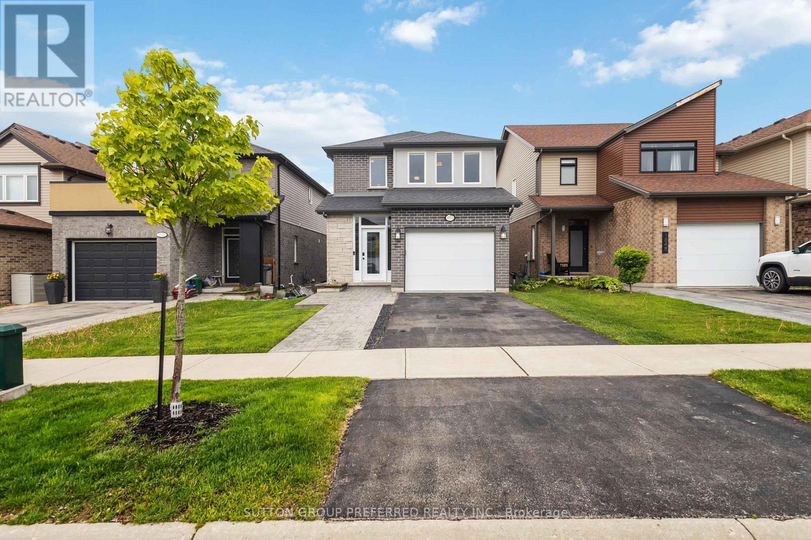 1852 FOXRIDGE CRESCENT, London North (North S)