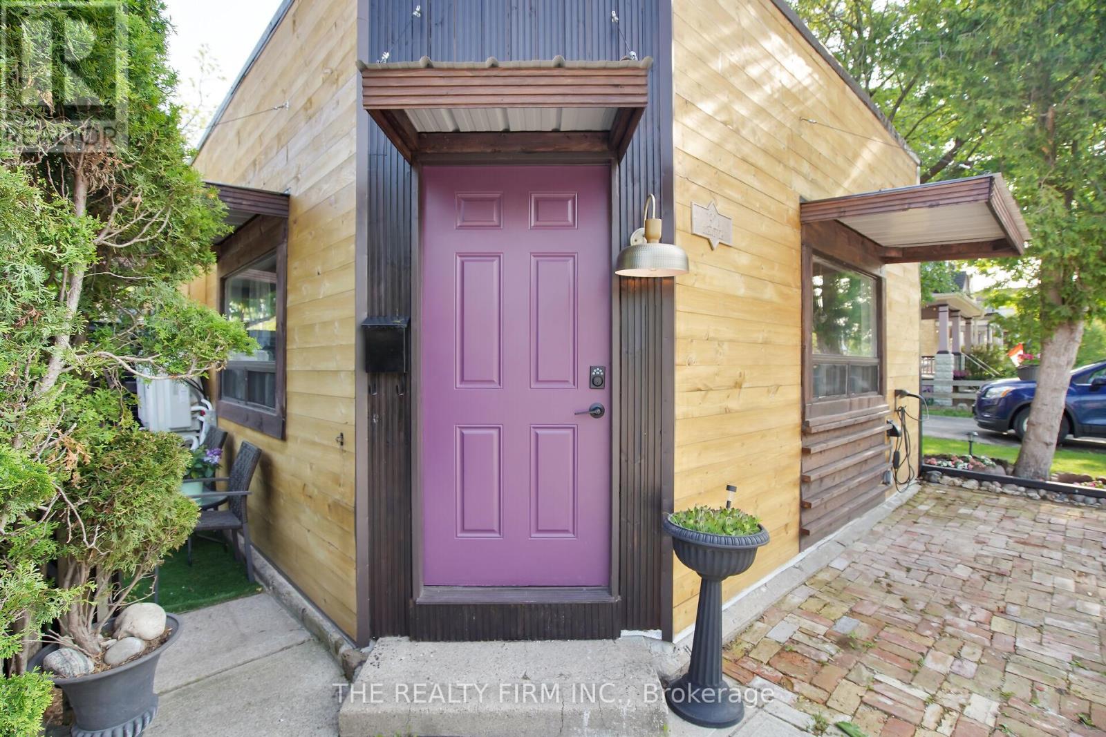 132 BRISCOE STREET E, London South (South F)