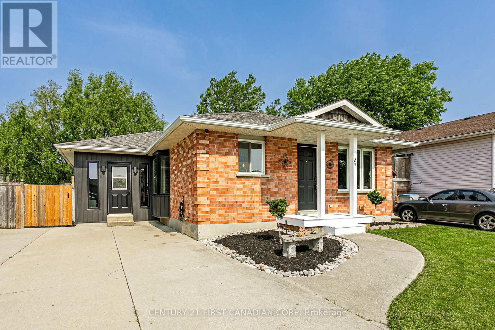 29 ROBIN STREET, North Middlesex (Alisa Craig)