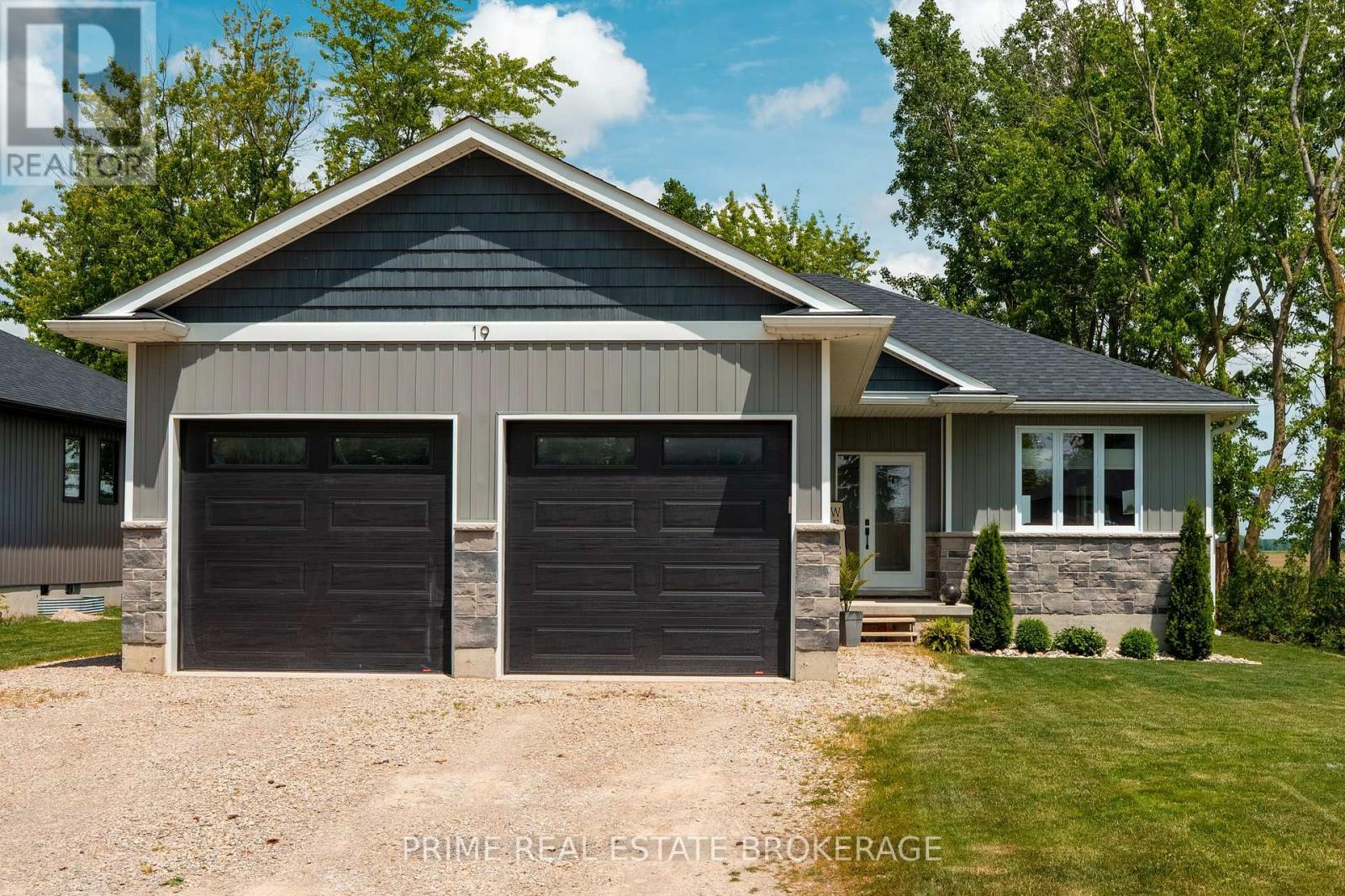 19 MIDDLE STREET, South Huron